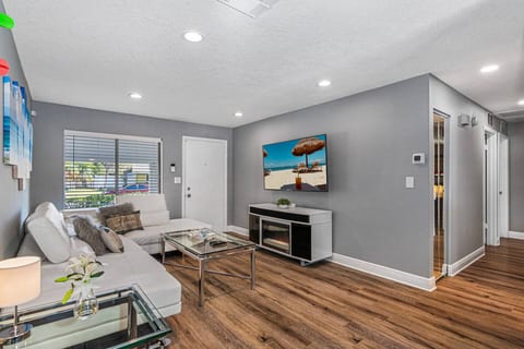 Our beautiful living area has a smart TV and a comfortable and modern L-shaped couch! Never miss an episode of your favorite series while on vacation while relaxing.