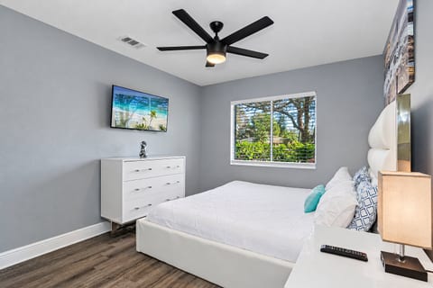 Relax after a long day of activities with family and friends. Have an amazing sleep in this beautiful room that has a queen-size bed, TV, drawers, and closet.