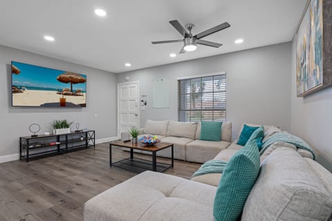 Do you have a list of movies you've been wanting to watch or a series you've been putting aside? We have a smart TV in the living area where you can watch all of them! Book now!