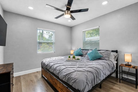 Enjoy the comfort while staying at your home far from home.Lovely bedroom with king-size bed, smart TV and own bathroom. Do you love what you see? Don't think twice and send us an inquiry as soon as possible!