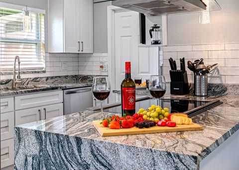 Share great stories with family and friends while preparing amazing meals in this lovely dining area! This is the best time to catch up! Inquire now!