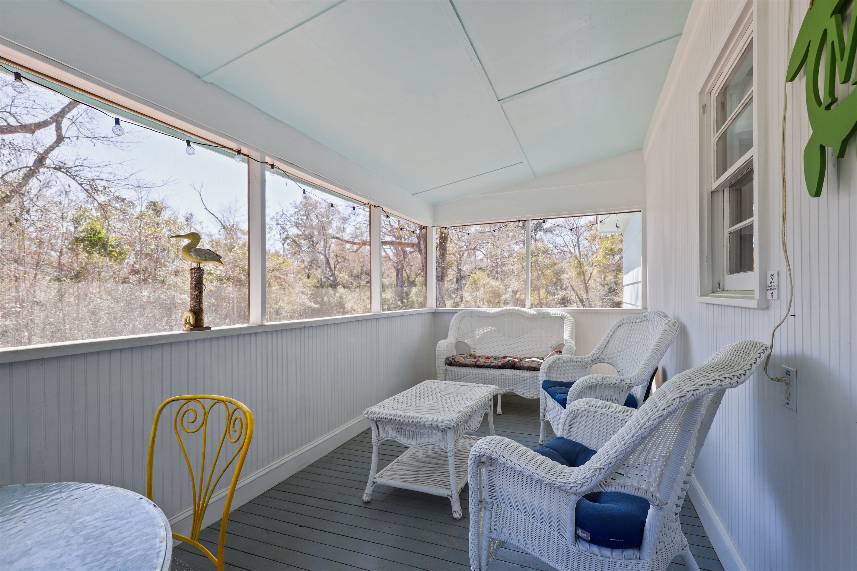 🌿 Slow down and shellax on the screened-in porch. String lights on, cool breeze flowing—it’s porch perfection.