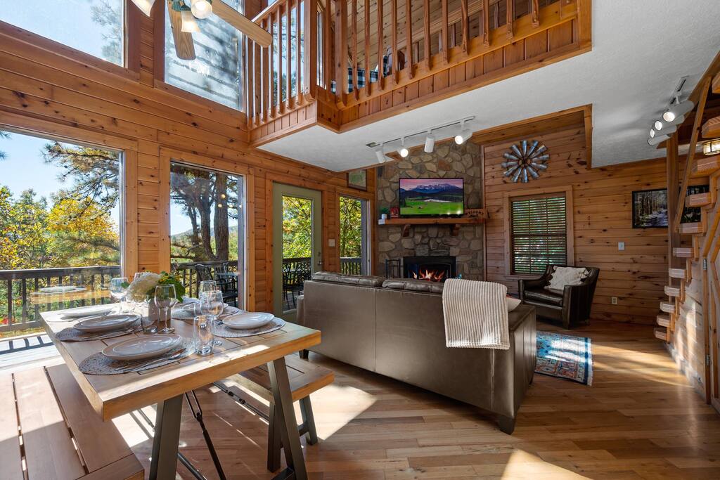 Sun filled and cozy; a great cabin for a couple, two couples, or a family! 