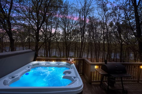 Who wants to unwind in the bubbling hot tub on the deck, with enchanting views of the lake and forest, enjoying your favorite drink. It is perfect for a relaxing after a long day of hiking.