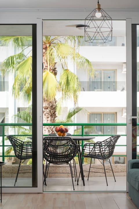 Central Beach Retreat | Walk to Sand, Shops&Dining