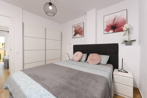 Central Beach Retreat | Walk to Sand, Shops&Dining