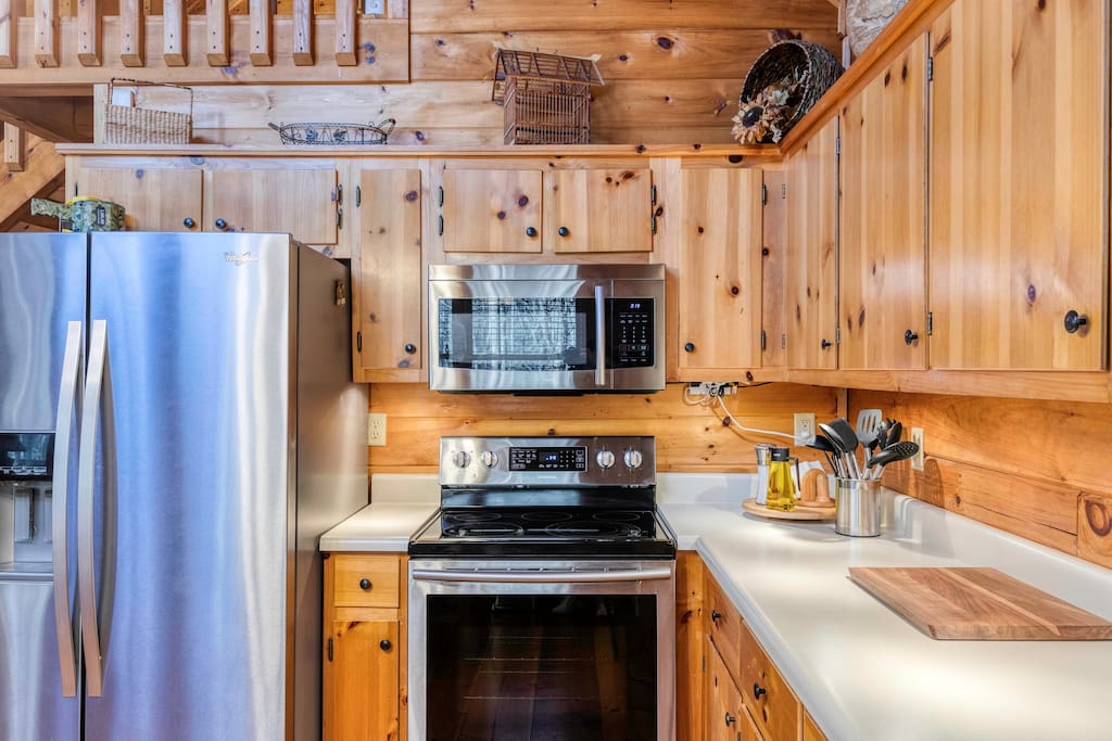 Lake View! Cozy Cabin w/ Hot Tub & Wood Fireplace!