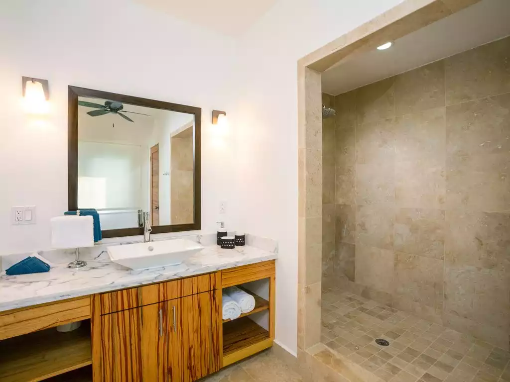 Travertine showers and marble countertops. - Vivaro Roatan Beachfront - West End