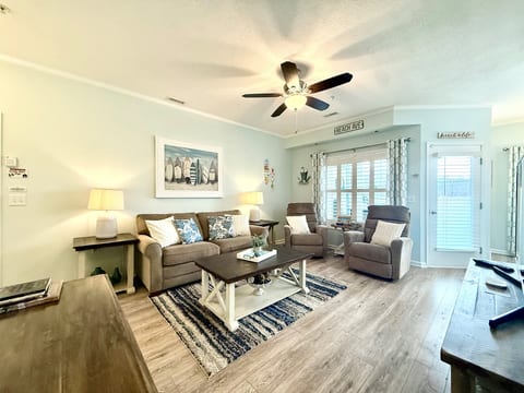 Living Room with Couch & 2 La-Z-Boy Recliners