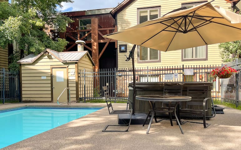 Monthly Rental - Ski-In Ski-Out w/ Hot Tub!