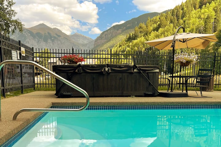 Monthly Rental - Ski-In Ski-Out w/ Hot Tub!