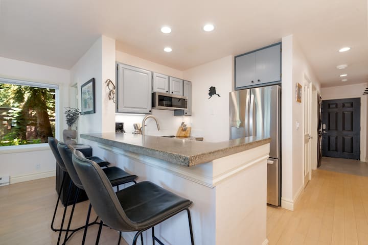 Monthly Rental - Ski-In Ski-Out w/ Hot Tub!
