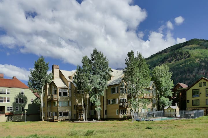 Monthly Rental - Ski-In Ski-Out w/ Hot Tub!