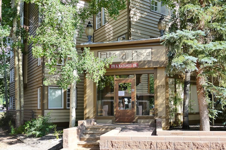 Monthly Rental - Ski-In Ski-Out w/ Hot Tub!