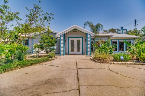 Raleigh Street Retreat: Coastal Beach Escape