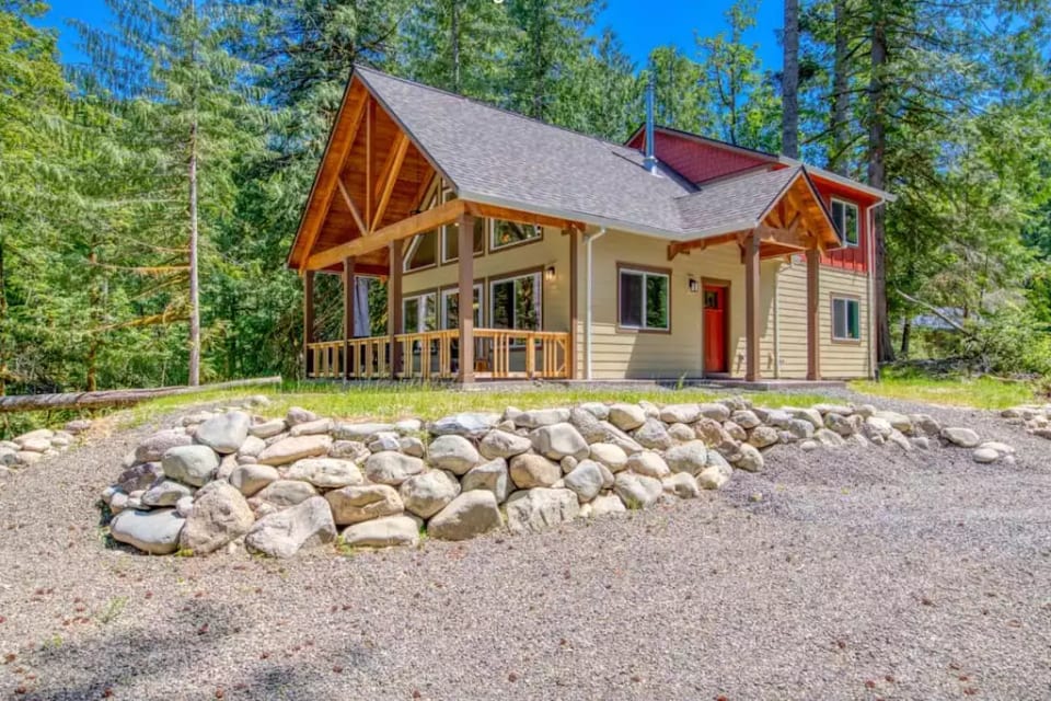 Big Tree Retreat cabin built in 2019 ✌
