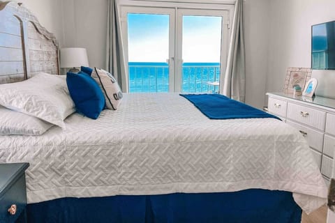 Wake up surrounded by gorgeous emerald Gulf water in our beach front Primary Bedroom.  
King size bed, smart tv, attached full bath, private balcony walkout. 

Primary 1 bedroom.