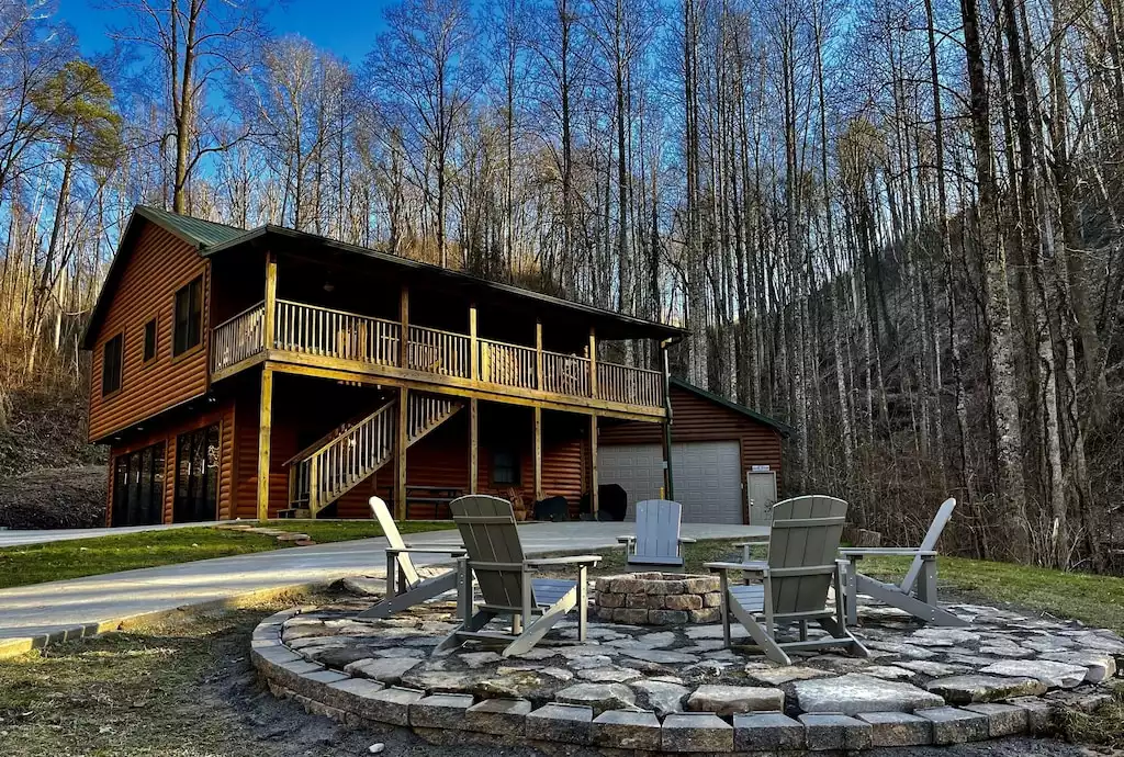Secluded, modern cabin - Game room - wooded lot - Gatlinburg Secluded, modern cabin - Game room - wooded lot - Gatlinburg