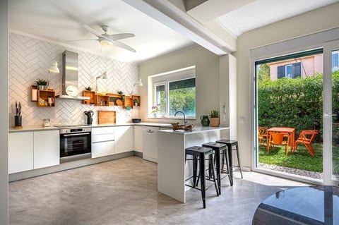 Kitchen: Bright space with modern finishes, perfect for culinary adventures and al fresco dining!