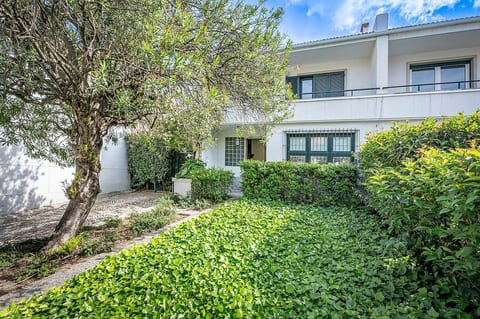 Charming Garden Retreat: Enjoy tranquil moments in this lush greenery oasis!