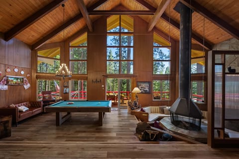Carousel Fireplace*Hot Tub*Pool Table*AC*EV