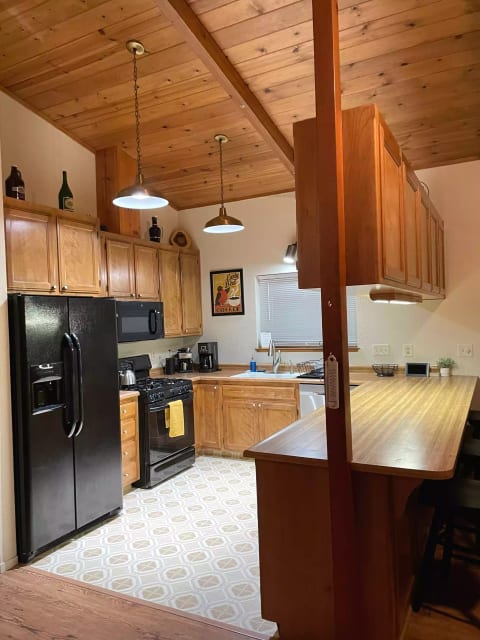 Our Hideaway Chalet - AC, deck, fireplace WIFI!