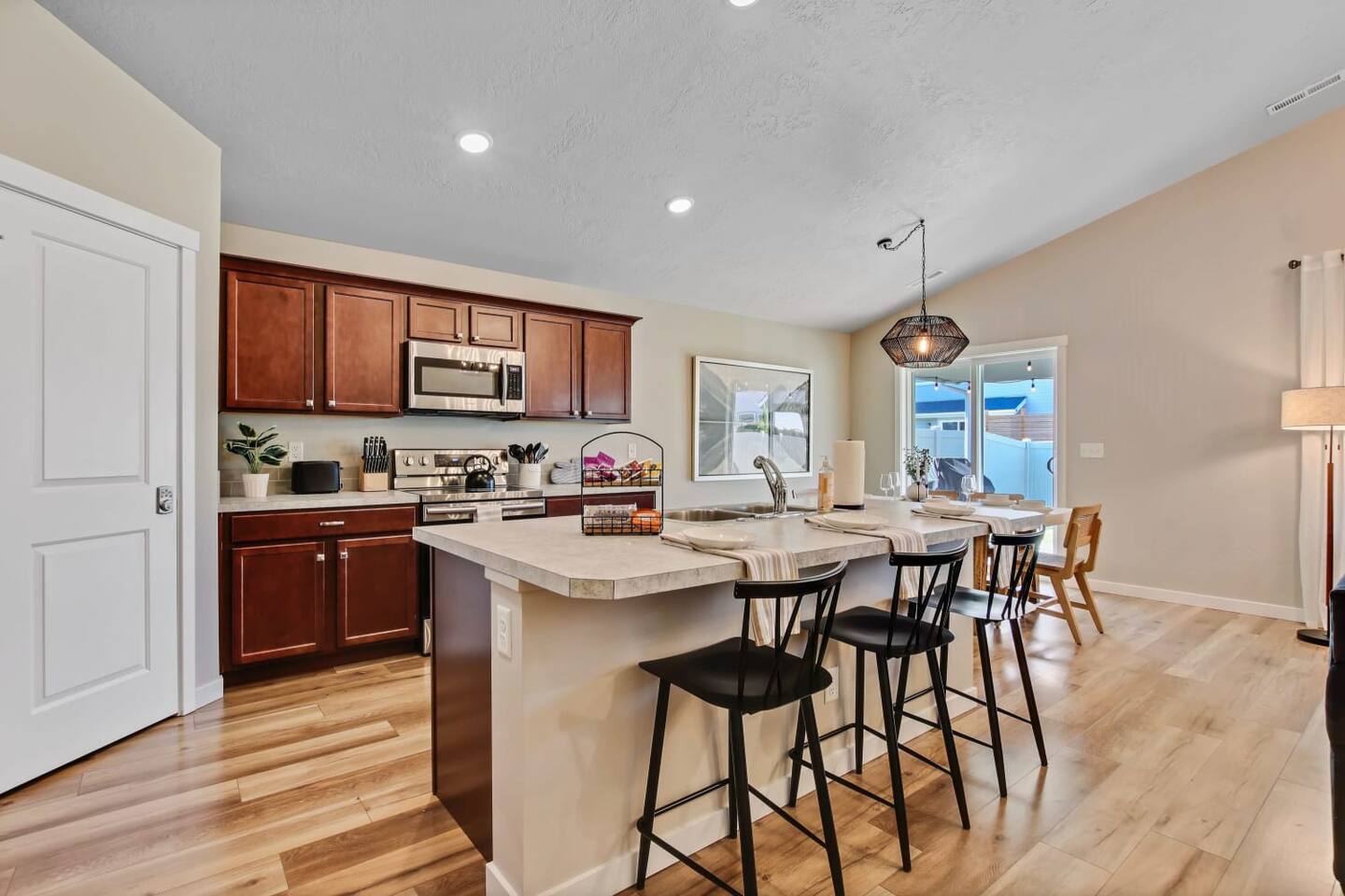 the-meridian-manor-or-private-4-bedroom-home/