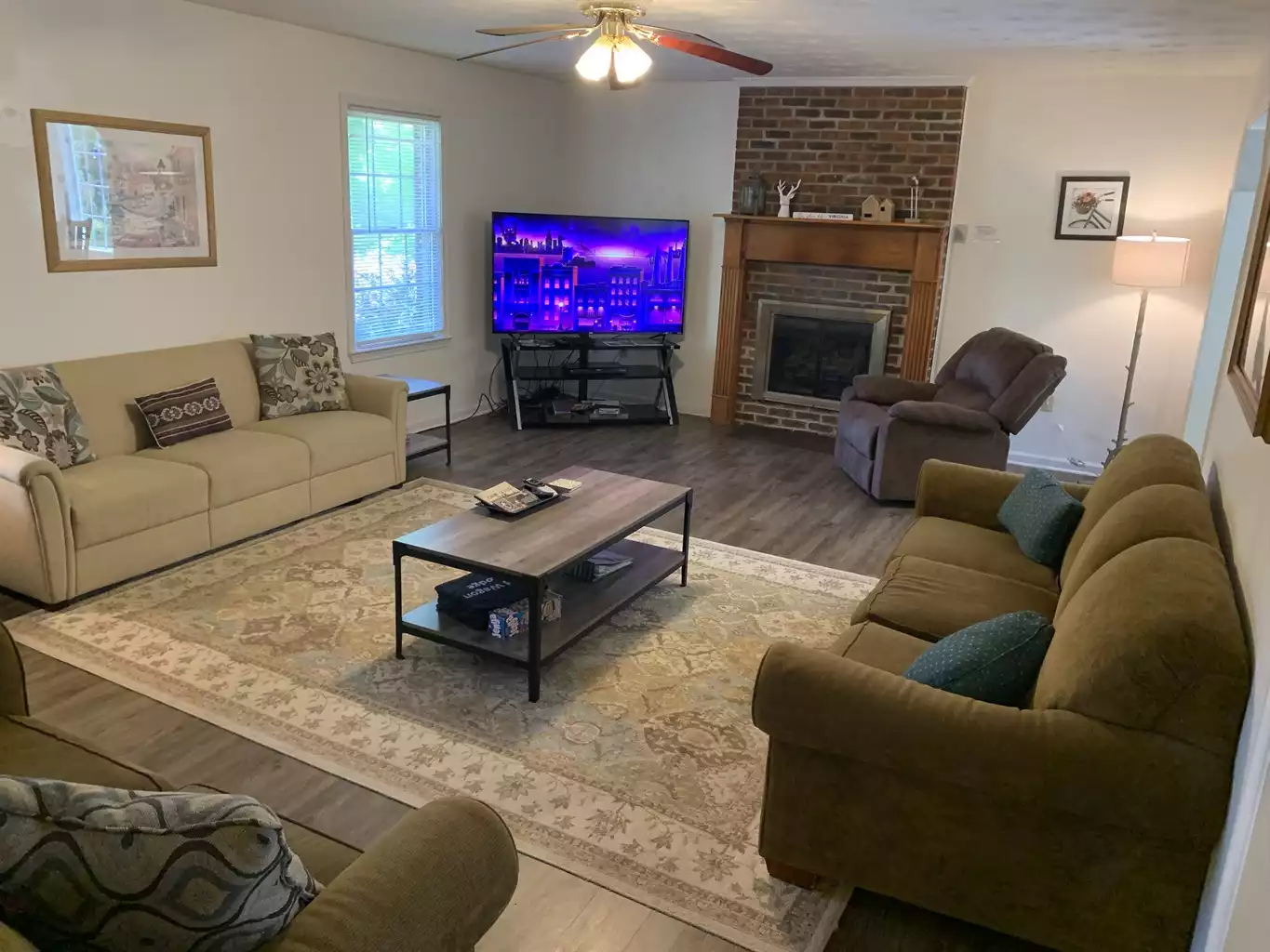 Comfortable living room with gas fireplace - Old Wagon Lodge - Luray