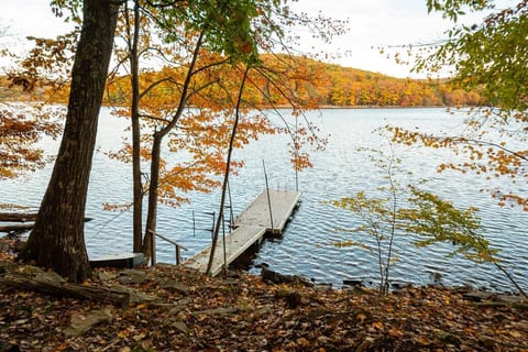 New Lakefront~4/5 BR! Hot Tub~Game Rom & Firepit!