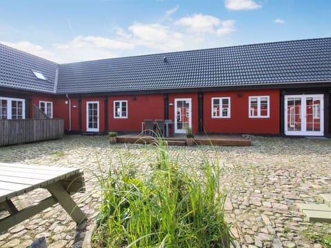 "Manfred" - 6km from the sea