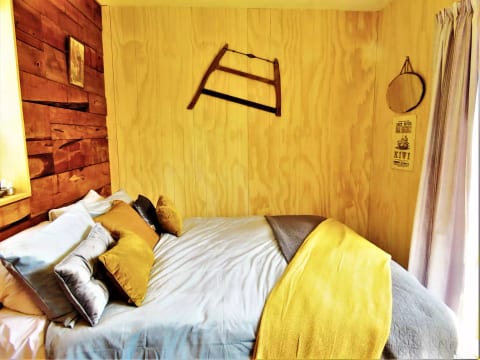 Super comfortable queen bed. Hotel quality sheets.