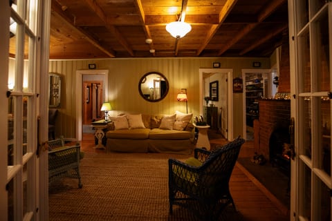 Good Woods~Okemo~Killington~Dogs~HotTub~Fireplace