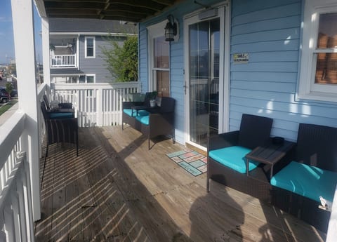 A Sandcrab & Jellyfish walk into a Sandbar (6 Bed/2 Bath)