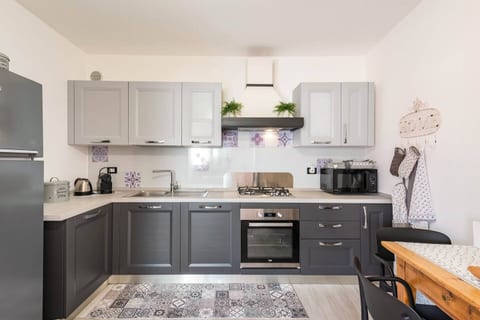 cucina completa di tutti gli elettrodomestici