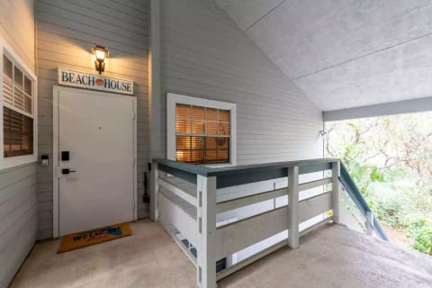 Newly Updated 3BR Beach Condo, across from ocean!