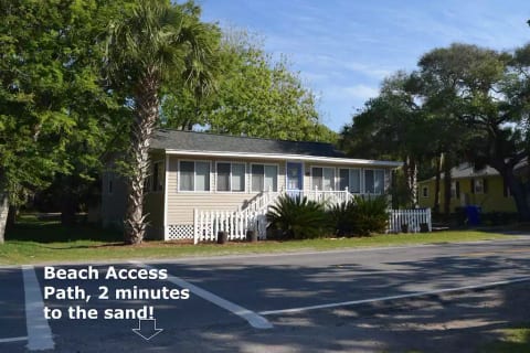 200 steps to Bert's 24 hour market, 2 mins to beach, 5-10 minute walk to over 20 restaurants/bars. Only 2.5 blocks from Center Street. FREE off-street parking too!