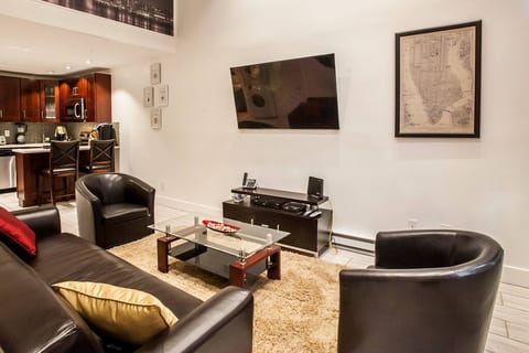 Living room
Breathtaking 18 foot ceilings and Large Bay Windows within its Sun-Filled open-styled floor plan