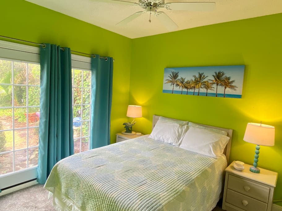 2nd Bedroom Main House. Queen Bed, Smart TV, View of back Yard - Gigis Sunshine - Destin