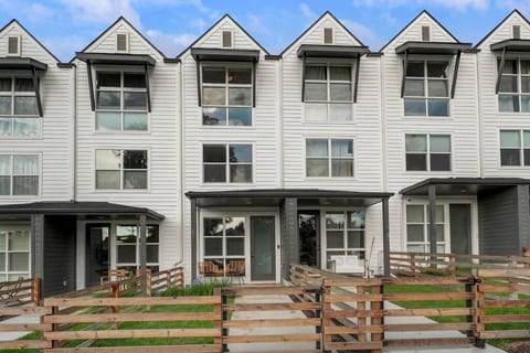 **Luxury Townhome close to Downtown**