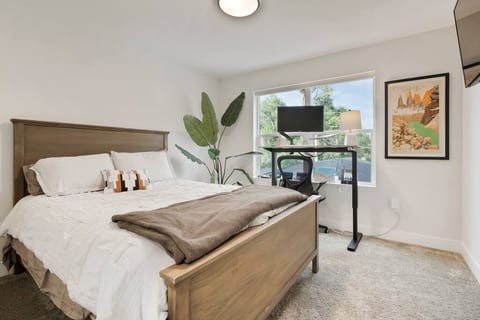 **Luxury Townhome close to Downtown**