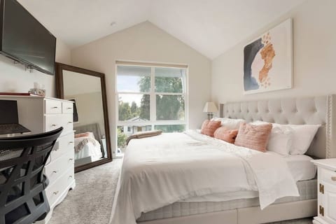 **Luxury Townhome close to Downtown**