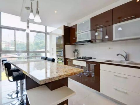 3 bedroom PH inside Lleras Roof Top HOT TUB AC 123