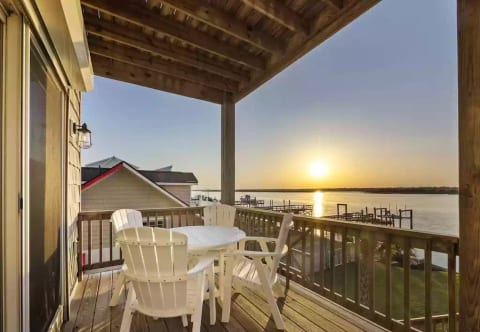 Main floor balcony outdoor dining area