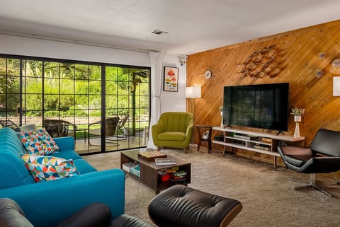 Paso Wine Country Mid Century Retreat Spa King bed image 1