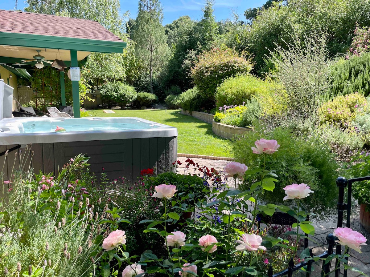 Brand new 7 person hot tub! Surrounded by a beautiful garden and ancient oak trees. Soak and relax during the day and bird watch, or relax at night and star gaze!