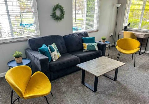 2BR in Uptown Maumee walk to Metropark