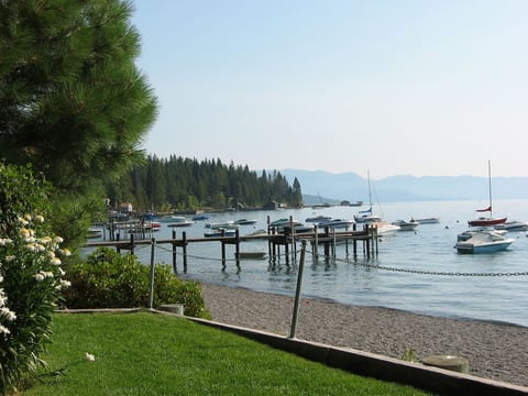 Tahoe Park Homeowners Beach. Less than 5 min walk from house to Sunnyside bar and private homeowners association beach.