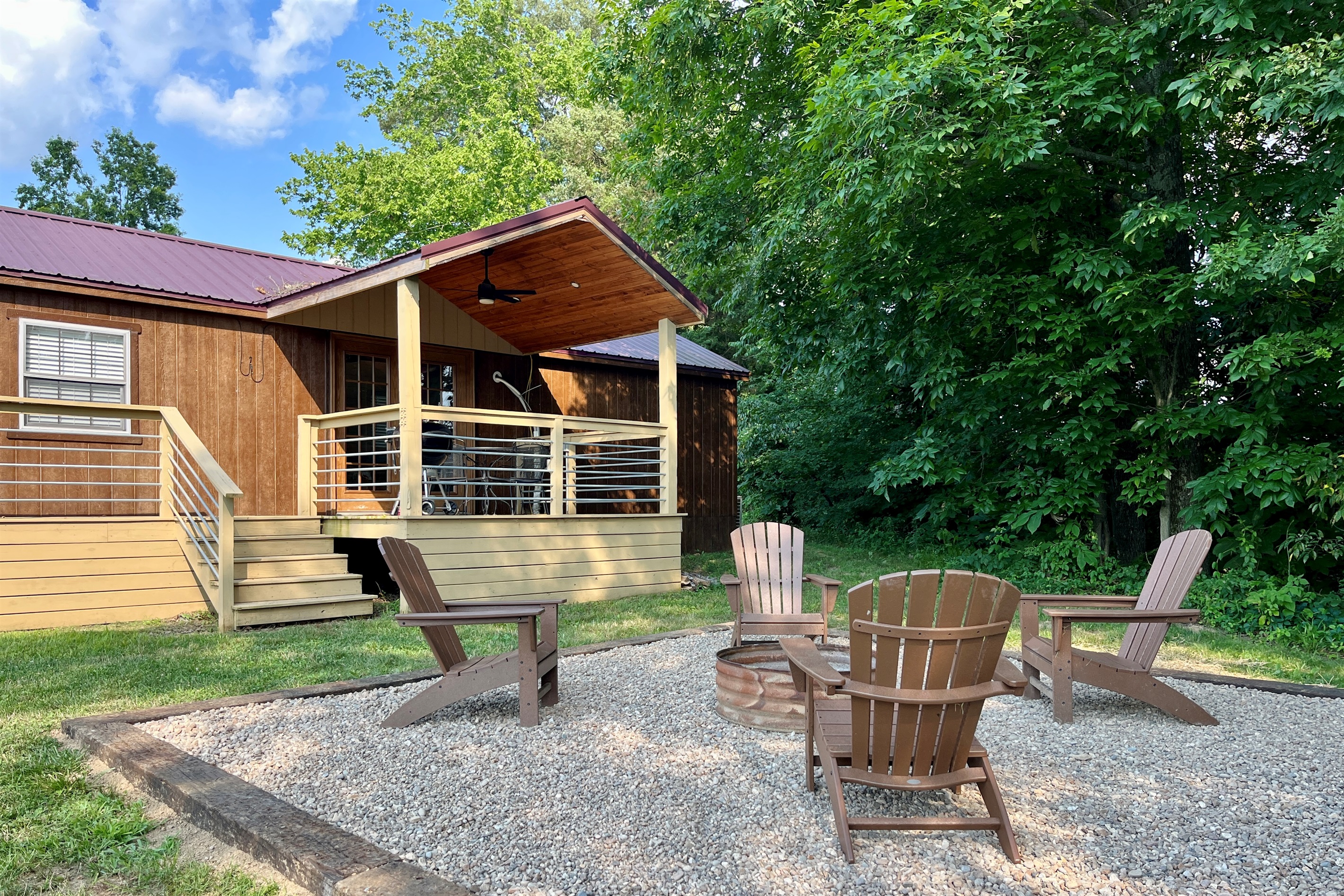 the-yellow-door-cabin-pet-friendly-lake-of-egypt-getaway/