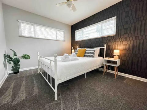2BR in Uptown Maumee walk to Metropark