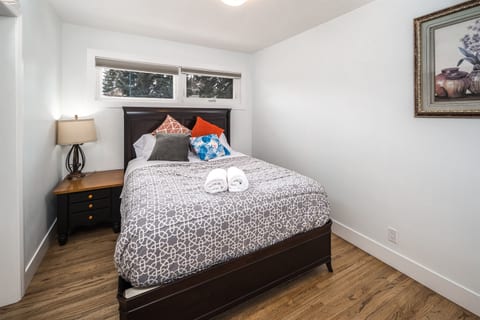 E@HOME Entire house 5BR2BA&Central by chinook mall